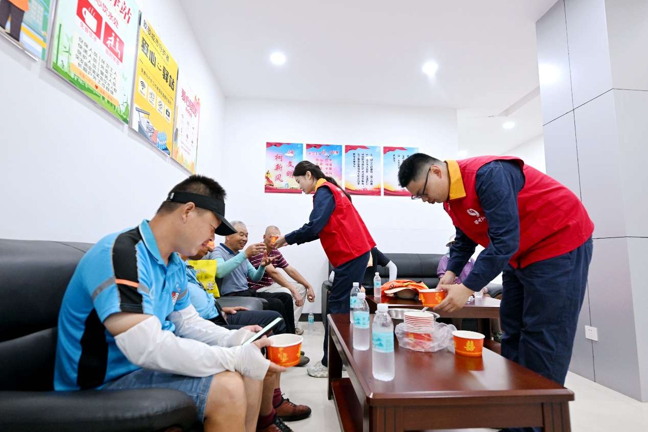 湖北孝感：“歇脚点”变“守护站” 让户外劳动者清凉度夏