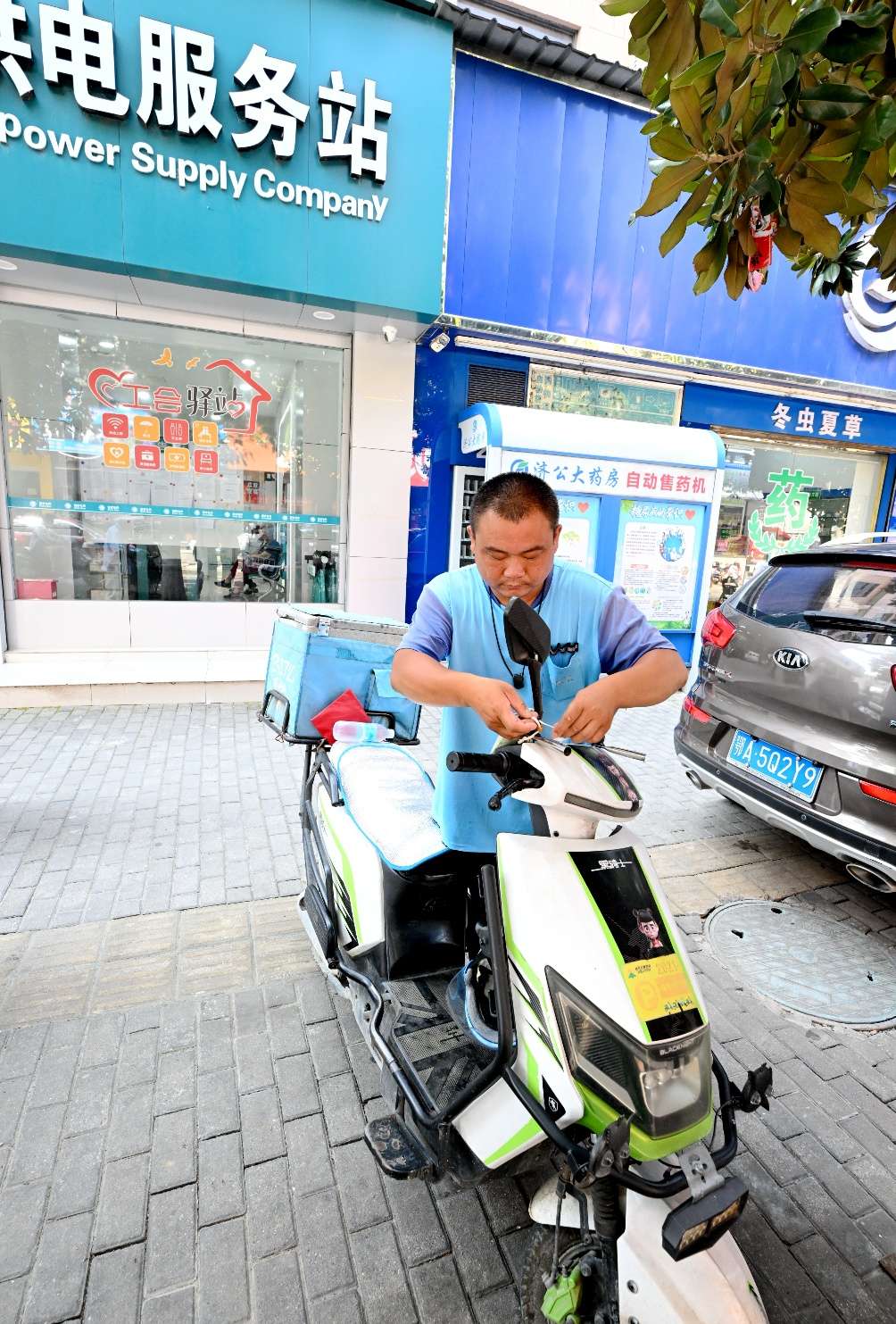 湖北孝感：“歇脚点”变“守护站” 让户外劳动者清凉度夏