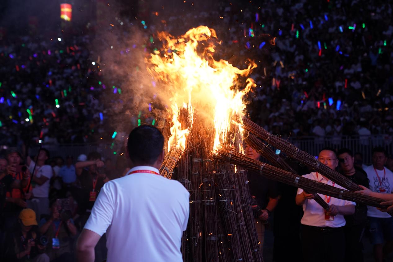 四川凉山普格县火把节启幕