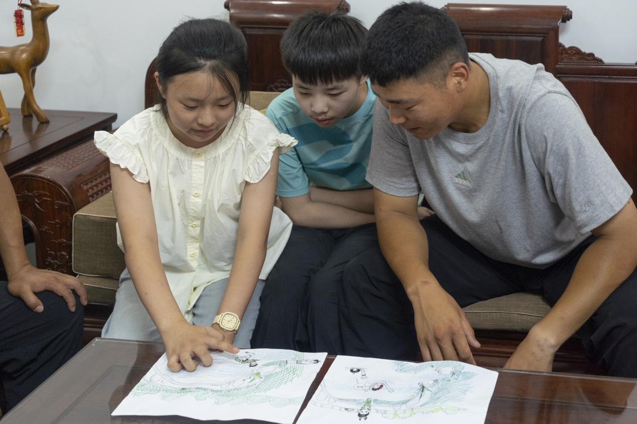 两张童画里的谢意:跨越一年的军民鱼水情 两张童画里的谢意:跨越一年的军民鱼水情