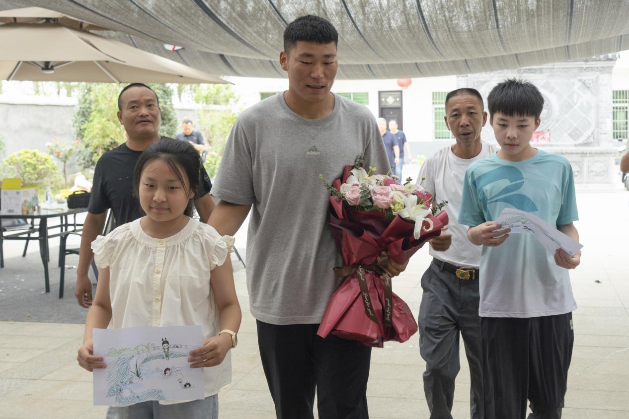 两张童画里的谢意:跨越一年的军民鱼水情 两张童画里的谢意:跨越一年的军民鱼水情