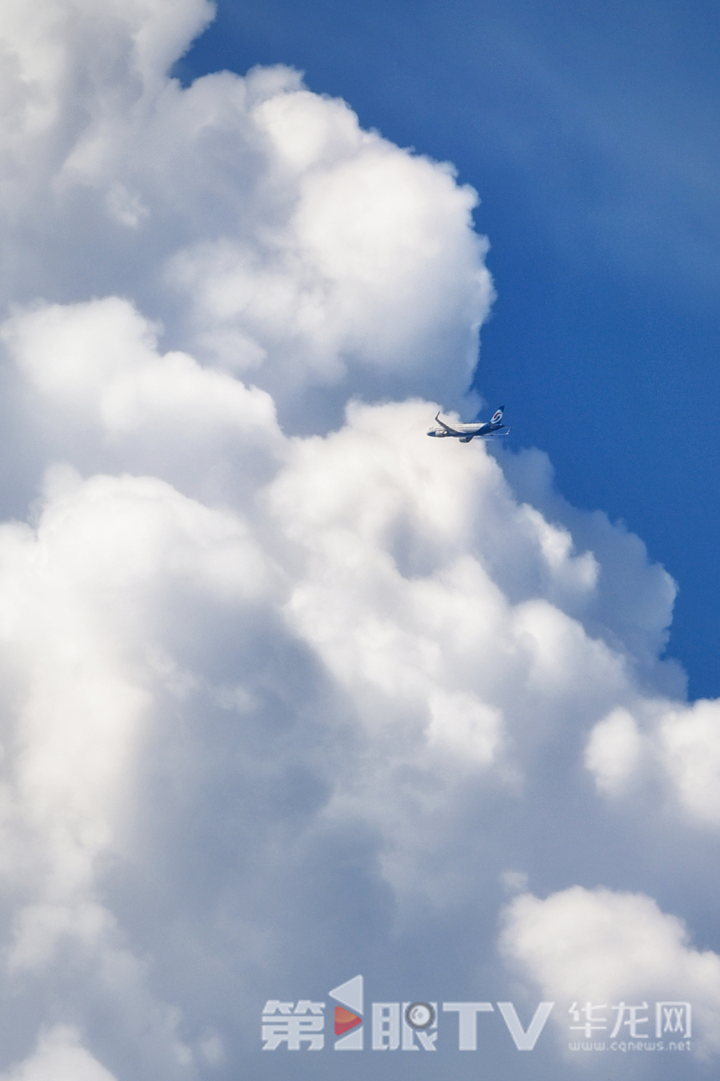 快抬头!天空飘来朵朵“棉花糖” 飞机穿过云朵。第1眼TV-华龙网记者 李一鸣 摄