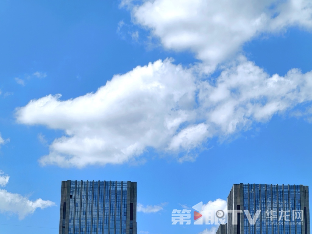 快抬头!天空飘来朵朵“棉花糖” 天空白云朵朵,景美似画。第1眼TV-华龙网记者 刘润 摄