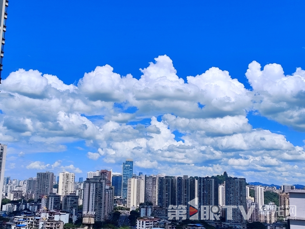 快抬头!天空飘来朵朵“棉花糖” 今天,阳光晒着蓬松柔软的棉花糖,天空是甜的。第1眼TV-华龙网记者 罗盛杰 摄