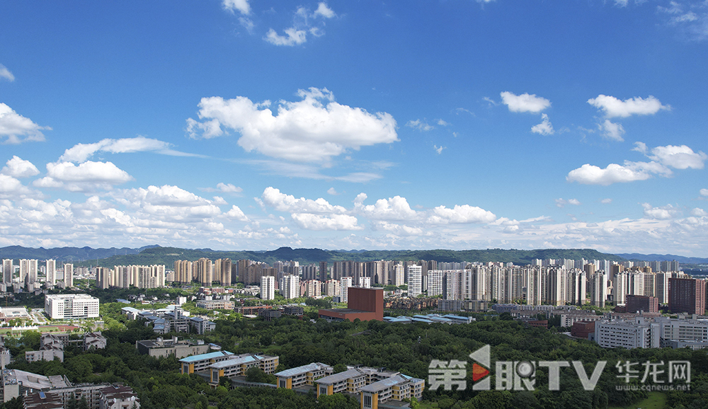 快抬头!天空飘来朵朵“棉花糖” 今日,中心城区白云朵朵。第1眼TV-华龙网首席 李文科 摄1