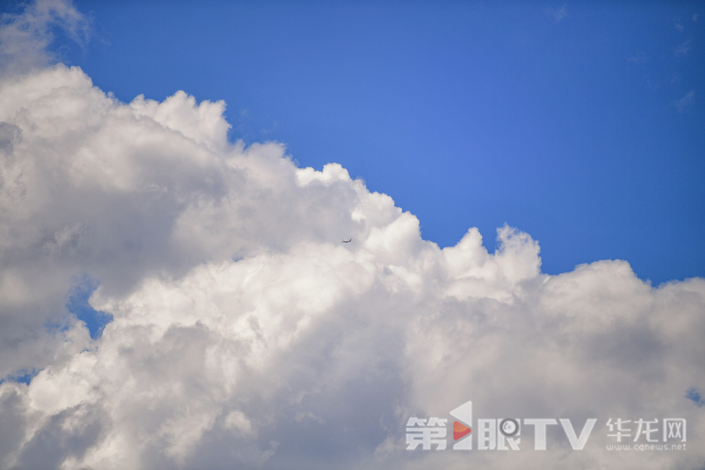 快抬头!天空飘来朵朵“棉花糖” 飞机穿过云层。第1眼TV-华龙网记者 李一鸣 摄