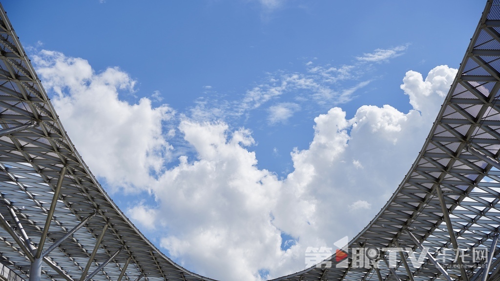 快抬头!天空飘来朵朵“棉花糖” 在重庆国际博览中心,云彩犹如米饭一样盛在碗中。 第1眼TV-华龙网记者 刘钊 摄