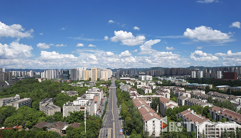 快抬头!天空飘来朵朵“棉花糖” 今日,中心城区白云朵朵。第1眼TV-华龙网首席 李文科 摄3