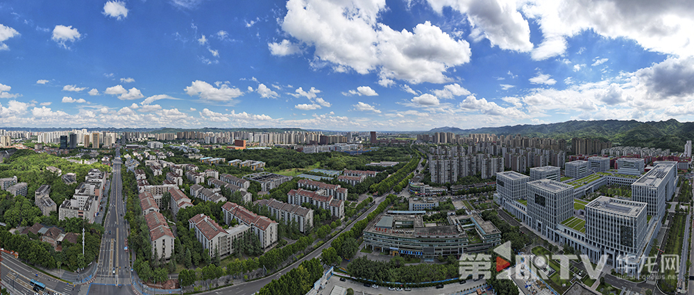 快抬头!天空飘来朵朵“棉花糖” 今日,中心城区白云朵朵。第1眼TV-华龙网首席 李文科 摄2