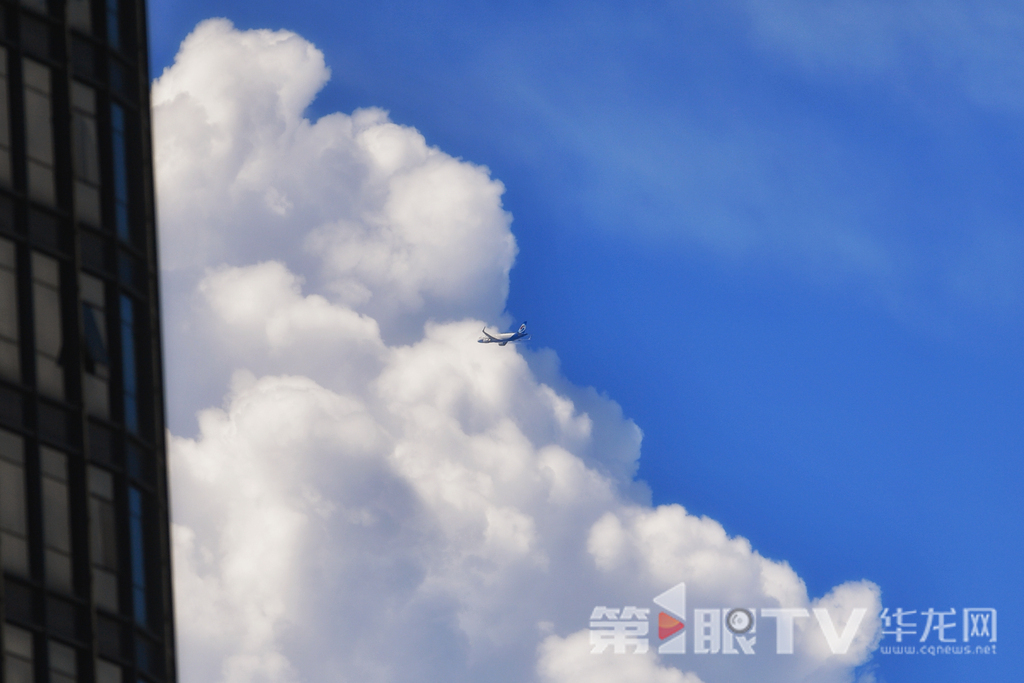 快抬头!天空飘来朵朵“棉花糖” 飞机穿过云朵。第1眼TV-华龙网记者 李一鸣 摄2