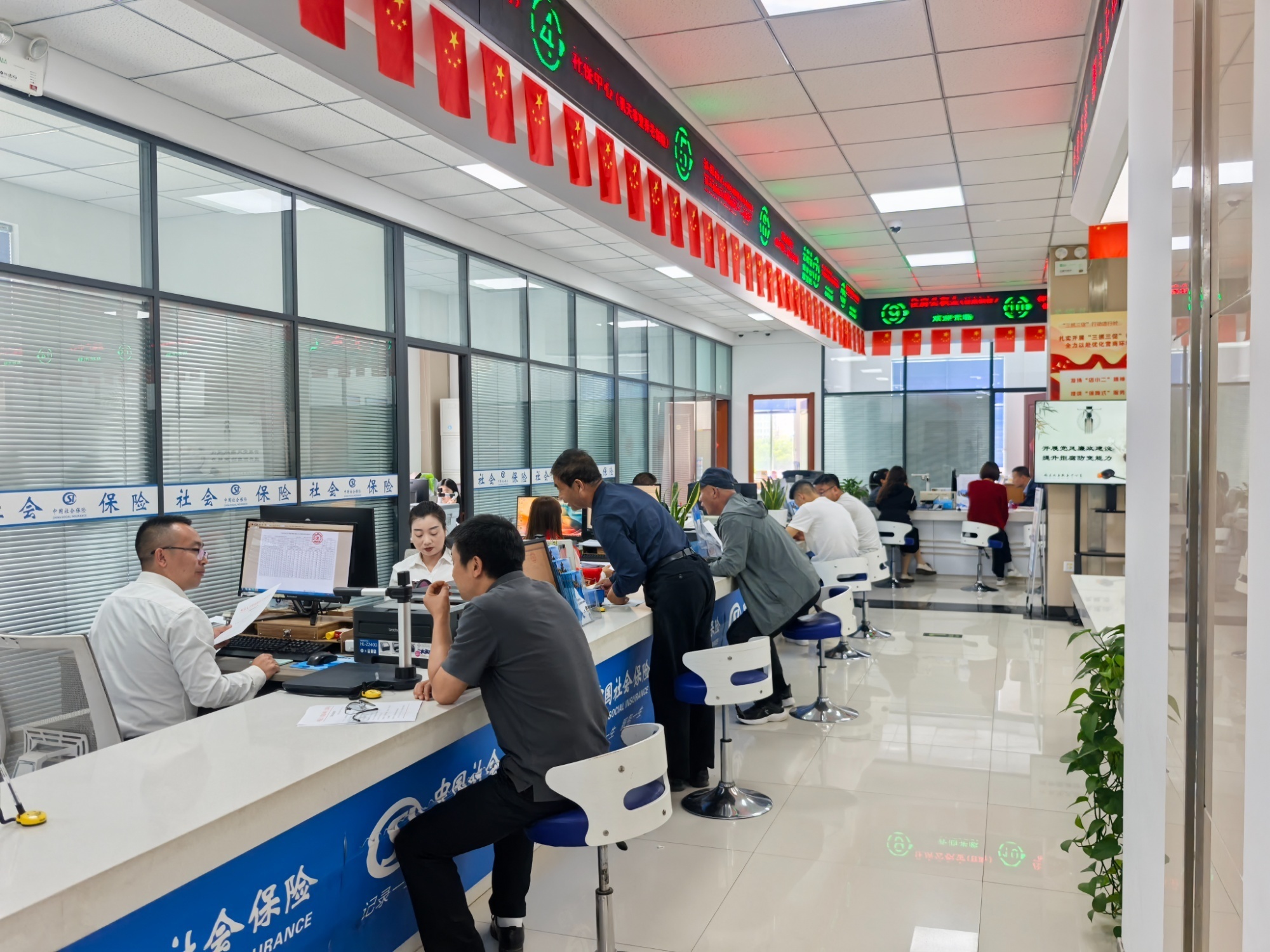 甘肃岷县:政务服务“加速跑” 办好民生“暖心事” 甘肃岷县:政务服务“加速跑” 办好民生“暖心事”