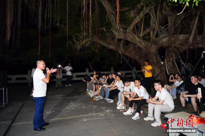 港澳大学生逐浪海南自贸港:古村烹乡味 椰林话琼韵