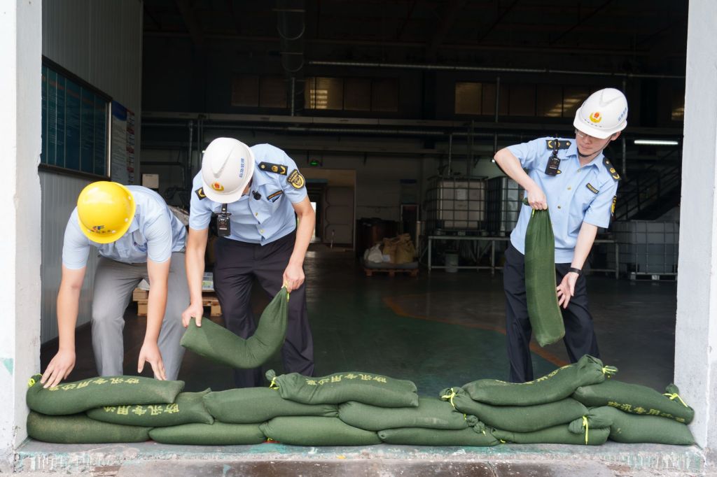 人员转移安置、内河水位预降,上海浦东奉贤等区全力筑牢防台防汛安全线 人员转移安置、内河水位预降,上海浦东奉贤等区全力筑牢防台防汛安全线