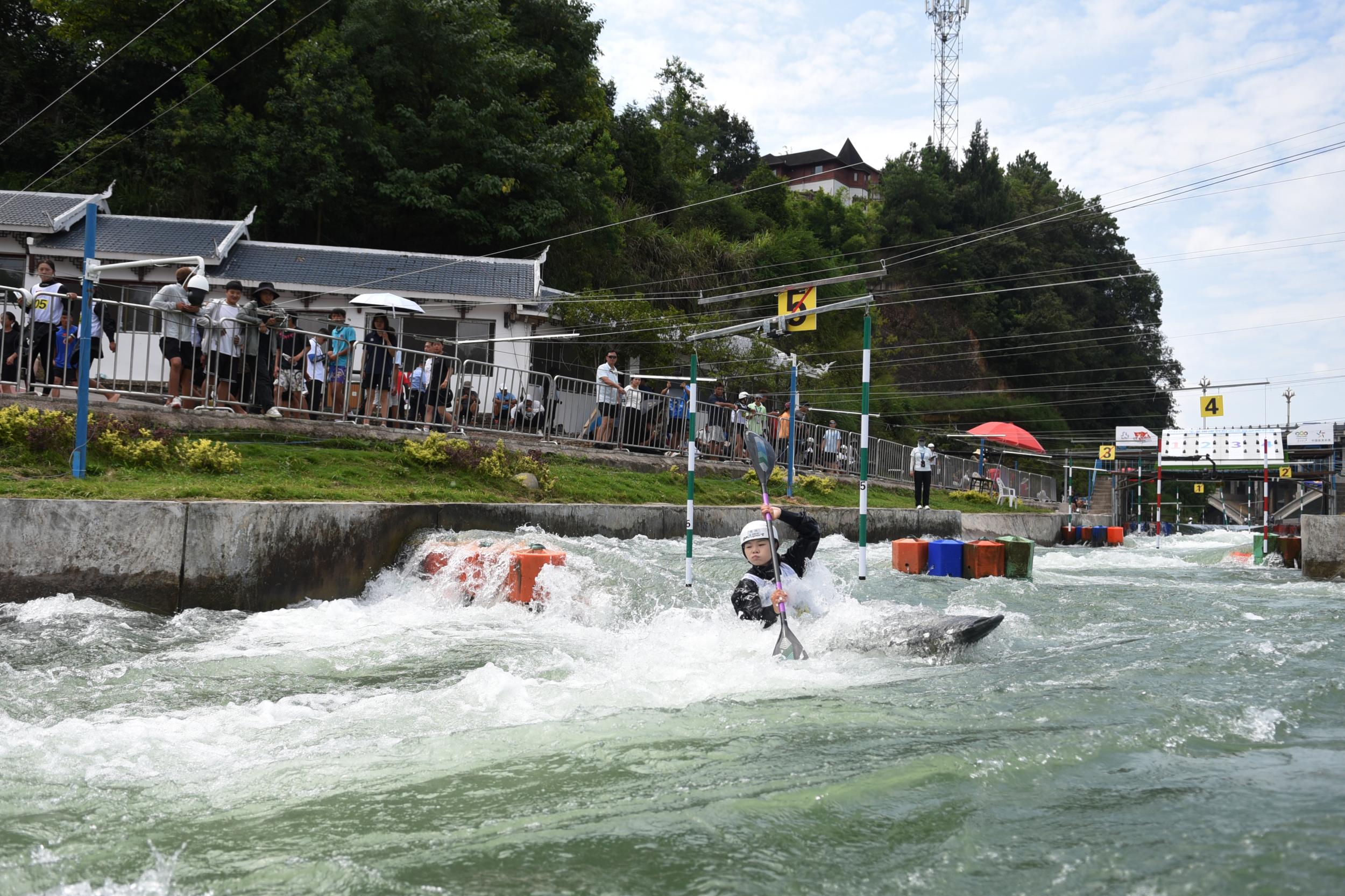 2025年全国皮划艇激流回旋锦标赛在黔东南开赛