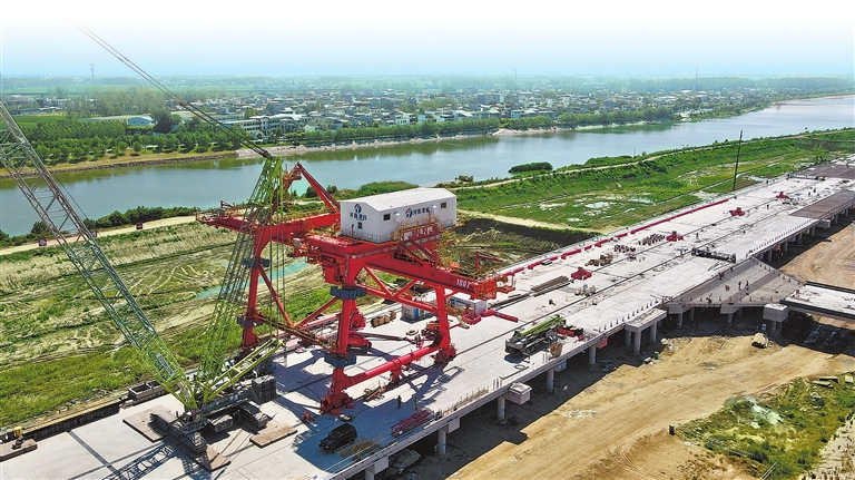 河南省迎来首台码头“智慧装卸工”