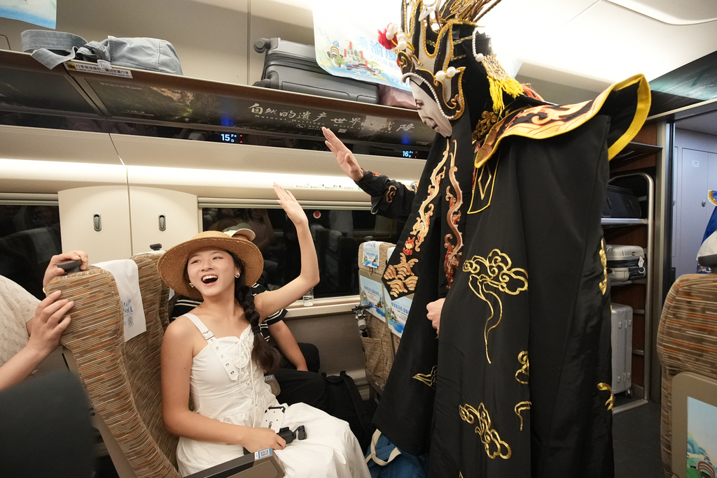 渝厦高铁串起渝东南美景 文旅达人采风活动启程 渝厦高铁串起渝东南美景 文旅达人采风活动启程