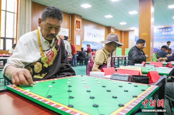 青海果洛：百余名棋手参与传统藏棋比赛