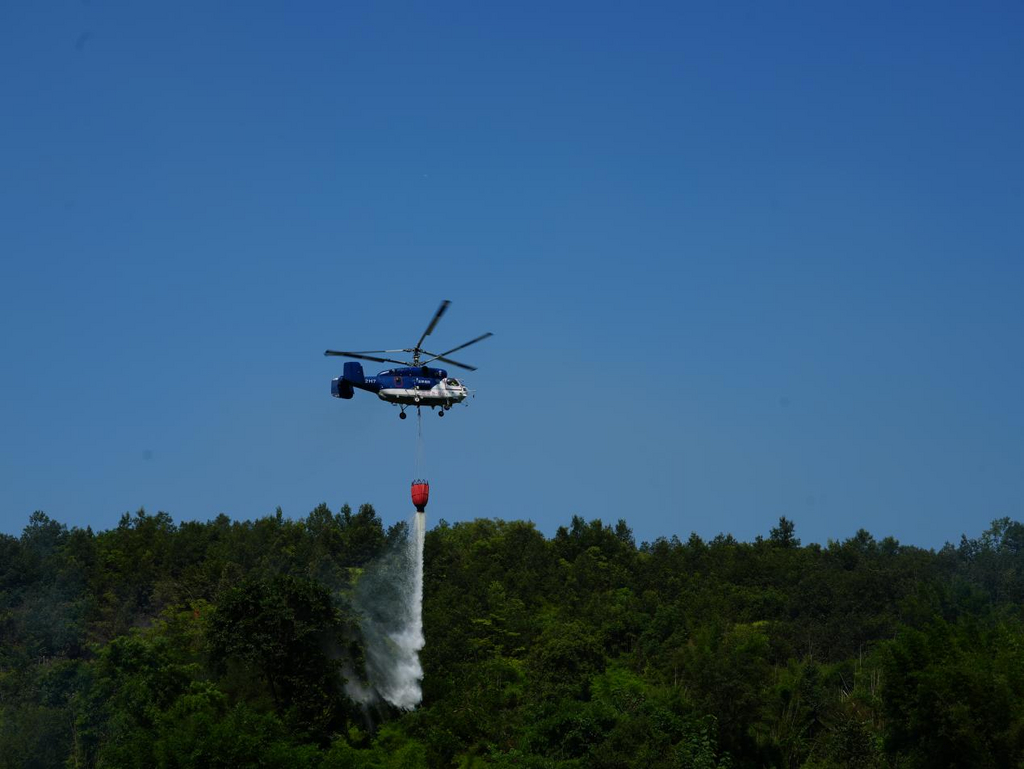 无人机监测、直升机泼水、水枪增湿 重庆开展应急演练筑牢森林防火线