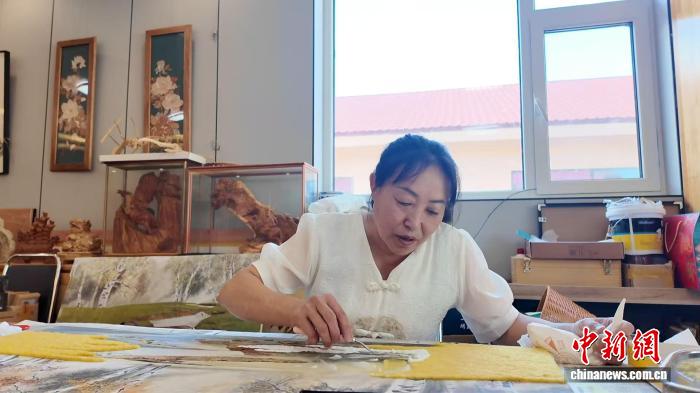 内蒙古林区:树皮作画 生活开“花” 内蒙古林区:树皮作画 生活开“花”