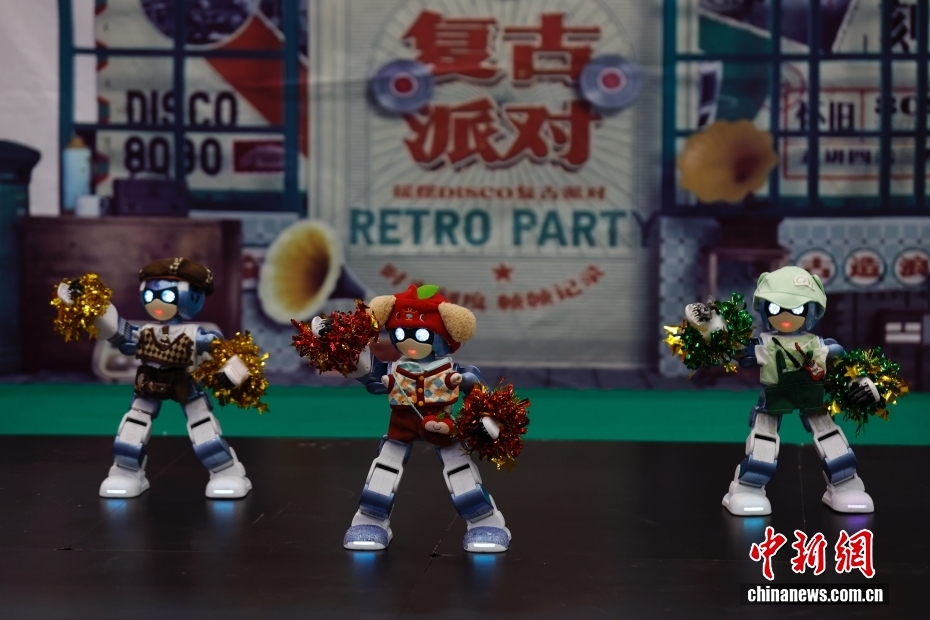 五省份高校学生同台 机器人在北京“秀舞技” 五省份高校学生同台 机器人在北京“秀舞技”