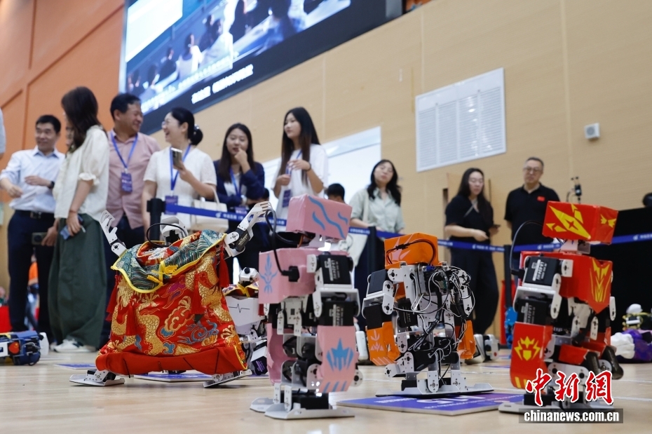 五省份高校学生同台 机器人在北京“秀舞技” 五省份高校学生同台 机器人在北京“秀舞技”