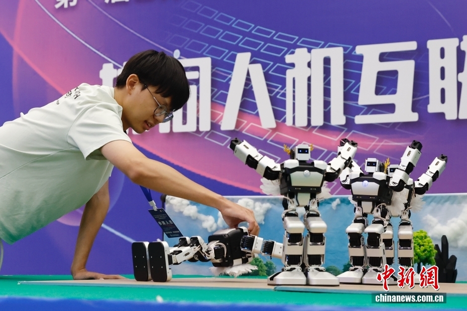 五省份高校学生同台 机器人在北京“秀舞技” 五省份高校学生同台 机器人在北京“秀舞技”