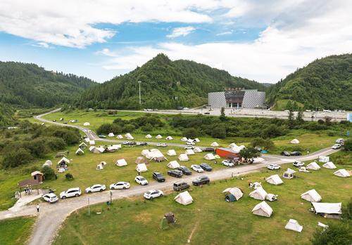 “清凉经济”持续升温 避暑消费点燃山城夏日活力