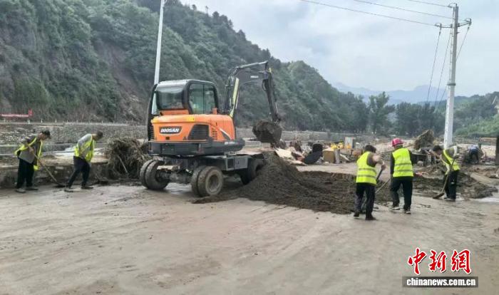 北京怀柔琉璃庙镇加快推进自然村清淤工作