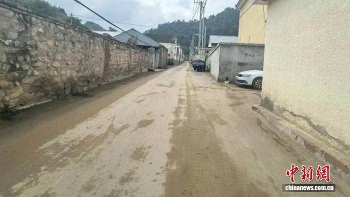 北京怀柔琉璃庙镇加快推进自然村清淤工作