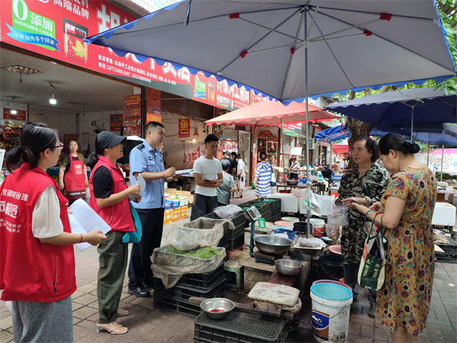 社区民警、网格员联合处置占道经营商户矛盾纠纷。通讯员 王轩 摄