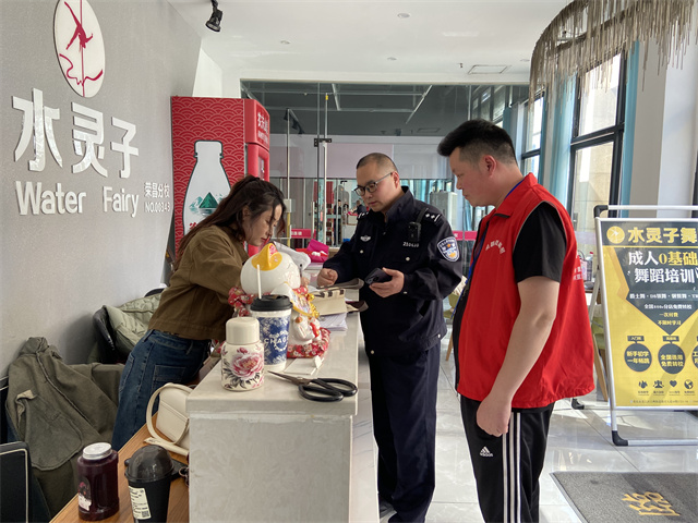 社区民警、网格员向辖区商户宣传反诈知识。通讯员 王轩 摄