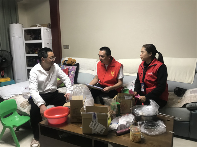 网格员刘世彬在李先生家中宣传快递包裹个人隐私保护知识。通讯员 王轩 摄