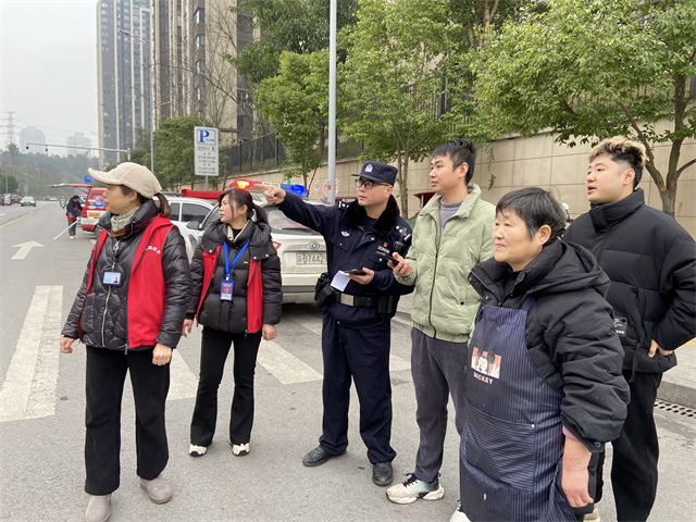 社区民警、网格员与居民现场查看处置机动车占道停放堵塞消防通道问题。通讯员 王轩 摄