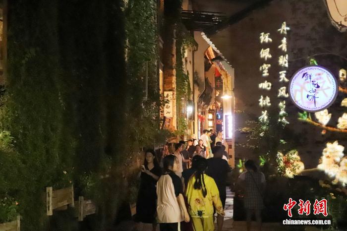江西篁岭打造多元夜游项目 点亮夏日夜晚