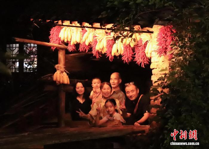 江西篁岭打造多元夜游项目 点亮夏日夜晚