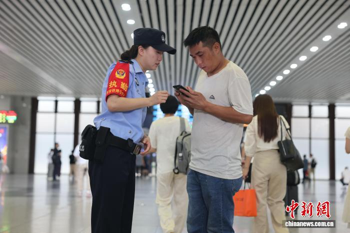 西安铁警全力护航旅客暑运出行