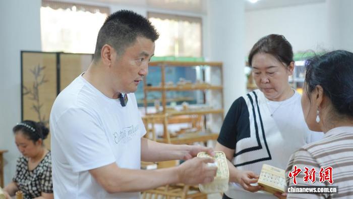 四川青神:2000余个竹编奖牌盒交付完成