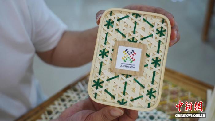 四川青神:2000余个竹编奖牌盒交付完成