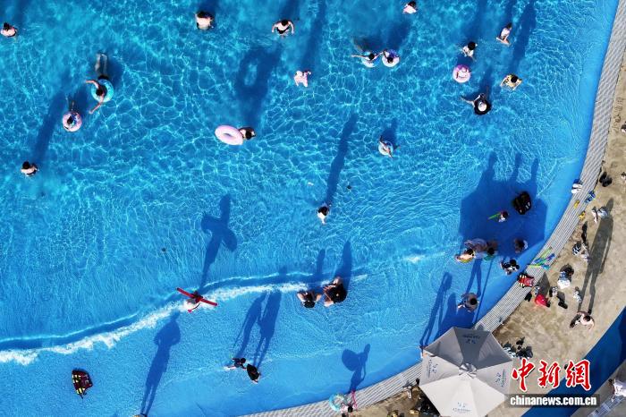 长沙晴热不退 滑雪戏水开启市民“花式”降温