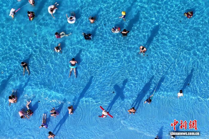 长沙晴热不退 滑雪戏水开启市民“花式”降温