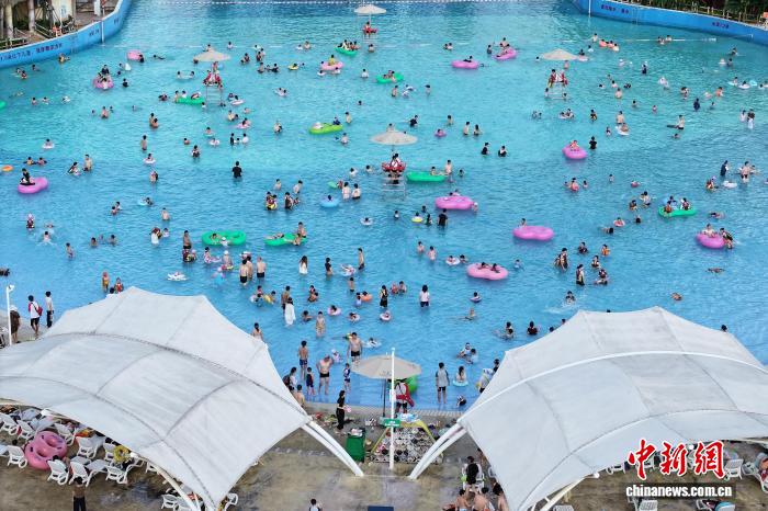 长沙晴热不退 滑雪戏水开启市民“花式”降温