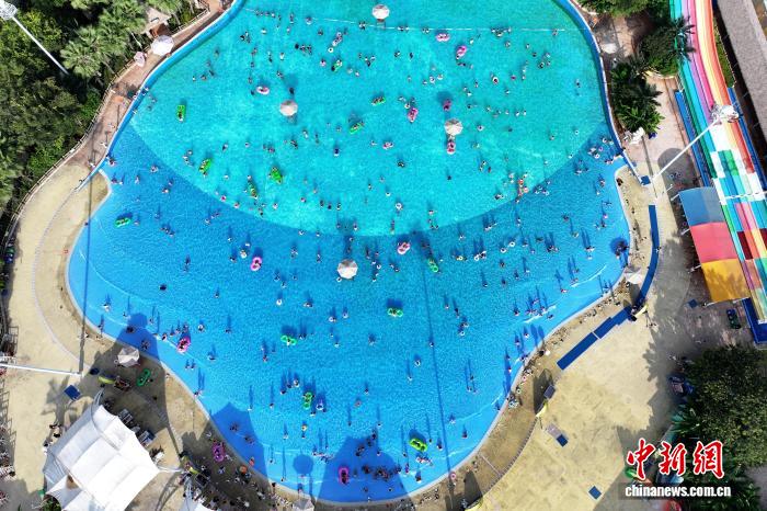 长沙晴热不退 滑雪戏水开启市民“花式”降温