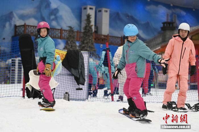 长沙晴热不退 滑雪戏水开启市民“花式”降温