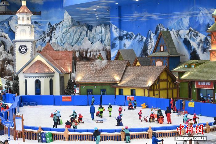 长沙晴热不退 滑雪戏水开启市民“花式”降温