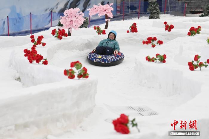 长沙晴热不退 滑雪戏水开启市民“花式”降温