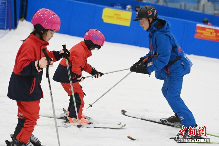 长沙晴热不退 滑雪戏水开启市民“花式”降温