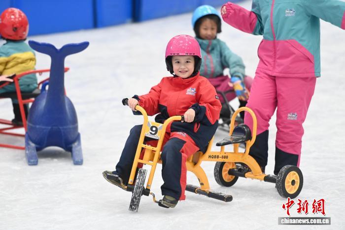 长沙晴热不退 滑雪戏水开启市民“花式”降温