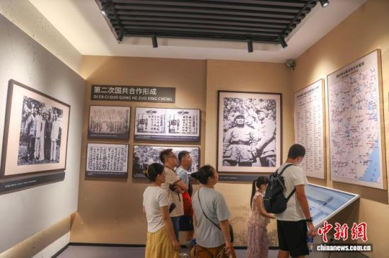 探访江西庐山抗战博物馆 8月6日,江西庐山,民众在庐山抗战博物馆参观。中新社记者 刘力鑫 摄 4.jpeg