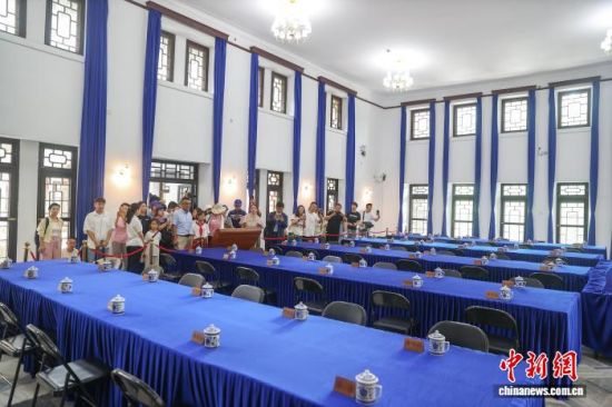 探访江西庐山抗战博物馆 8月6日,江西庐山,民众在庐山抗战博物馆内的“庐山谈话会会场”参观。中新社记者 刘力鑫 摄.jpeg