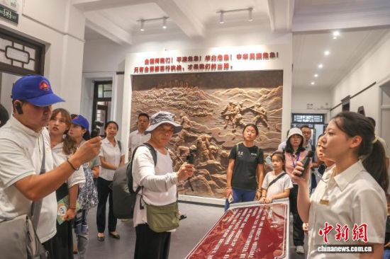 探访江西庐山抗战博物馆 8月6日,江西庐山,民众在庐山抗战博物馆内聆听讲解。中新社记者 刘力鑫 摄.jpeg